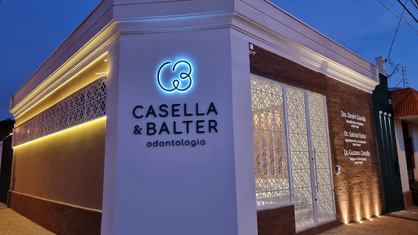Fachada iluminada da Casella & Balter Odontologia em Rio Claro