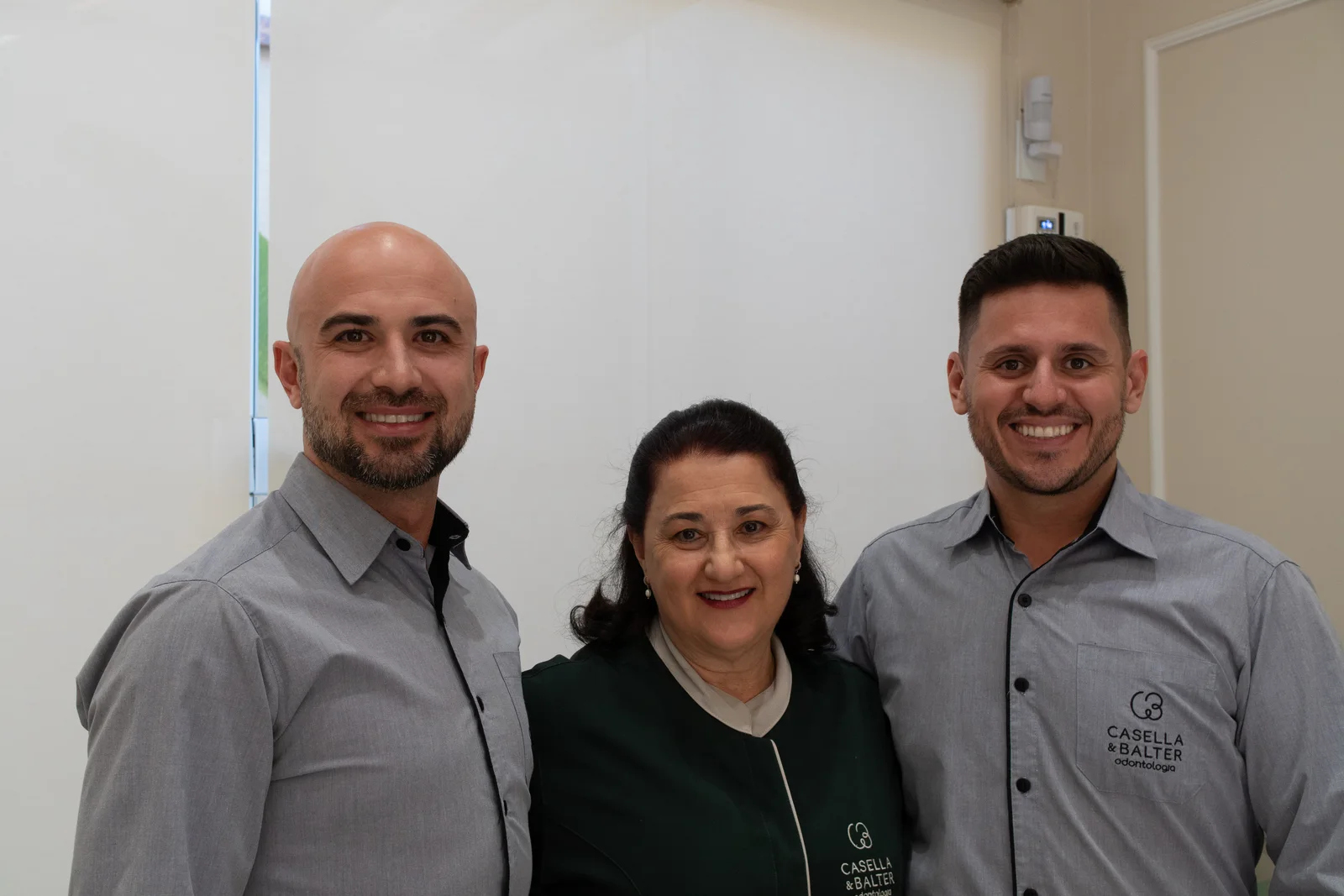 Dra. Desirê Casella, Dr. Gustavo Casella e Dr. Gabriel Balter juntos na clínica
